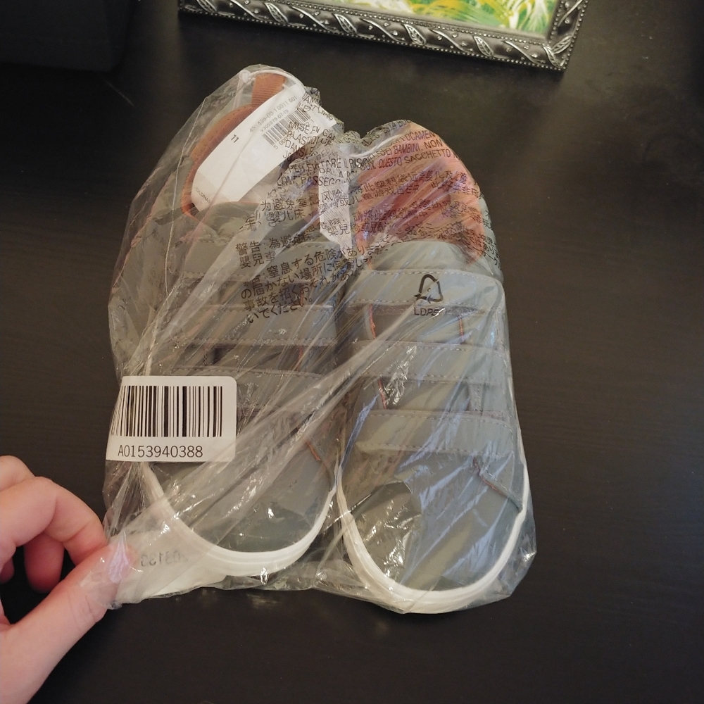 Brand new shoe from old navy. Very cute!